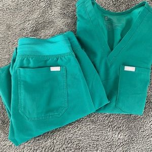 FIGS Hunter Green set